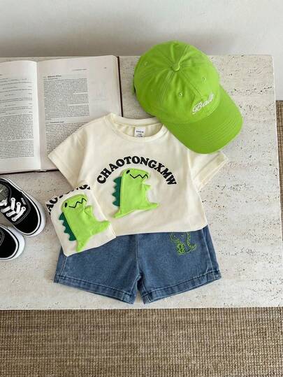 SHEIN Playful Pals 2 piezas Conjunto casual adorable de dinosaurio para niños pequeños, incluye camiseta con estampado de dinosaurio de dibujos animados en beige y pantalones cortos de mezclilla azul claro, adecuado para uso casual diario de niños, traje de niños, ropa de otoño para niños, apto para niños de 3 años, moda de niños pequeños, conjunto de otoño para niños pequeños, ropa de dinosaurio para bebé niño, conjunto de verano para bebé niño, ropa de bebé niño de 24 meses