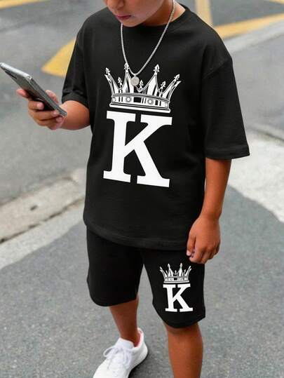 两件套男童休闲简约圆领短袖短裤套装，经典国王皇冠印花，适合夏季穿着