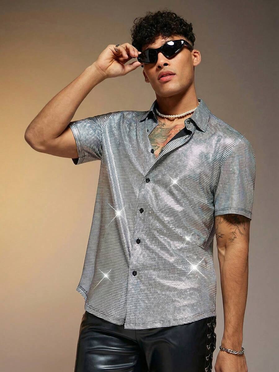 Manfinity BRENVOR 男士纽扣前开襟金属色短袖衬衫，情侣装 - 銀色 - 查看 1