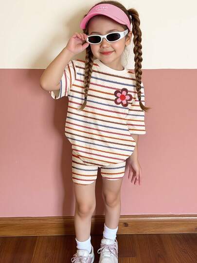 多巴胺彩色条纹复古花卉刺绣印花，少女休闲舒适柔软宽松圆领短袖T恤和紧身骑行短裤两件套，适合日常穿着、居家、外出、度假、复活节、春夏季节等场合。