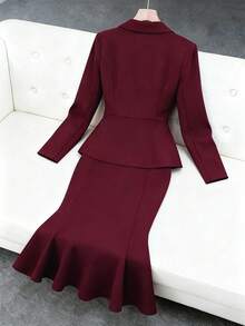 Modelyn Bộ vest cỡ lớn, màu trơn, tay dài xếp ly, gồm áo blazer và chân váy. - Màu Đỏ Sâu - Xem 2