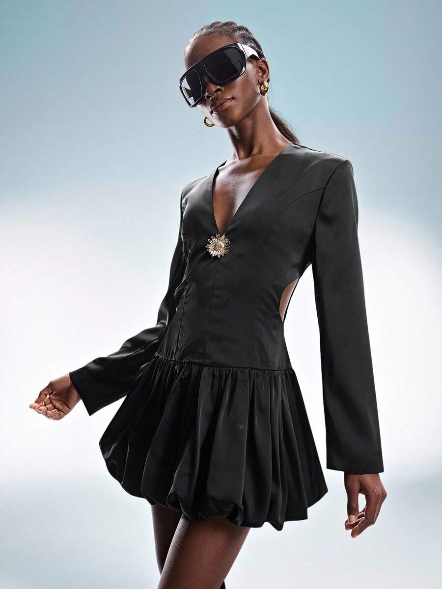 Aveloria GENKIRA Rochie elegantă și sexy, cu decolteu adânc în V, cu cataramă asimetrică în formă de soare din metal, design minimalist și elegant, cu tiv floral tip patchwork cu talie joasă, mânecă lungă - Negru - Vizualizare 1