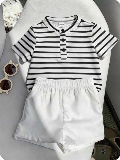  SHEIN 男宝宝两件套舒适休闲百搭日常时尚简约风白色领短袖T恤POLO衫针织上衣搭配白色短裤，配有腰带，多件套套装，适合室内、室外、日常、运动、玩耍、派对、拍照、度假、节日、婚礼、满月、洗礼和一周岁生日等场合，是男宝宝夏季的理想选择。