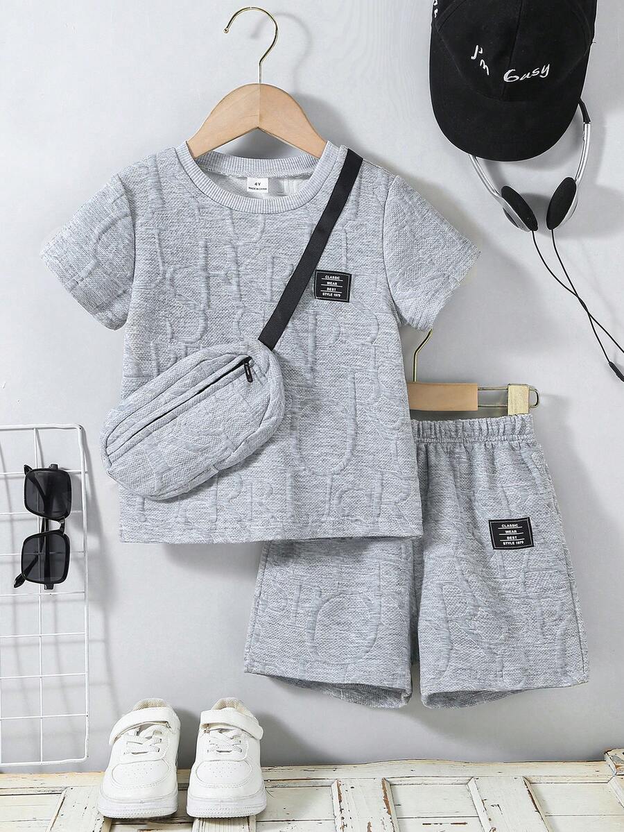SHEIN Explorewe 3 Stücke Set für Kleinkinder Jungen: Buchstaben Strick Jacquard Casual Kurzarm T-Shirt, Shorts und Tasche, geeignet für tägliche Casual Ausflüge, Frühling/Sommer - Grau - Übersicht 1