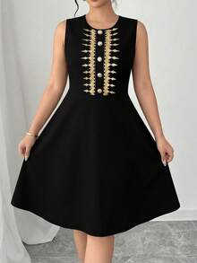 GlowEve CURVE Vestido elegante sin mangas con cuello redondo, botones y contraste de color bordado para tallas grandes - Negro - Ver 3
