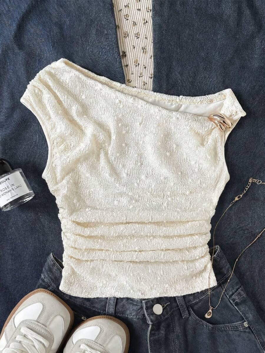 SHEIN Áo croptop dệt kim màu be cho bé gái tuổi teen, kiểu dáng tối giản, chấm bi, jacquard, bất đối xứng, nhún bèo, trang trí khóa kim loại, phù hợp cho mùa xuân/hè, phong cách thường ngày, cá tính, đi nghỉ mát, áo trễ vai, áo ren, áo lấp lánh cho bé gái, áo kiểu miền Tây, áo một vai. - Màu be - Xem 1