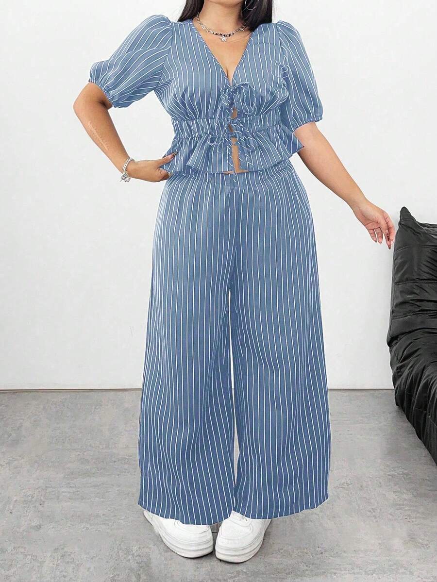 SHEIN PETITE Conjunto de 2 piezas de talla grande con top corto de manga corta con cuello en V y nudo delantero + pantalones casuales a juego con rayas, ideal para vacaciones - Azul - Ver 1