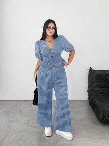SHEIN PETITE Conjunto de 2 piezas de talla grande con top corto de manga corta con cuello en V y nudo delantero + pantalones casuales a juego con rayas, ideal para vacaciones - Azul - Ver 5