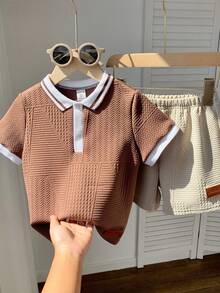 SHEIN Set de 2 pantalones cortos con cuello de canalé de contraste texturizado en caqui para niños pequeños, estilo universitario casual, cómodo y de moda, versátil para uso diario, viajes, al aire libre, vacaciones, playa, primavera/verano - Caqui - Ver 1