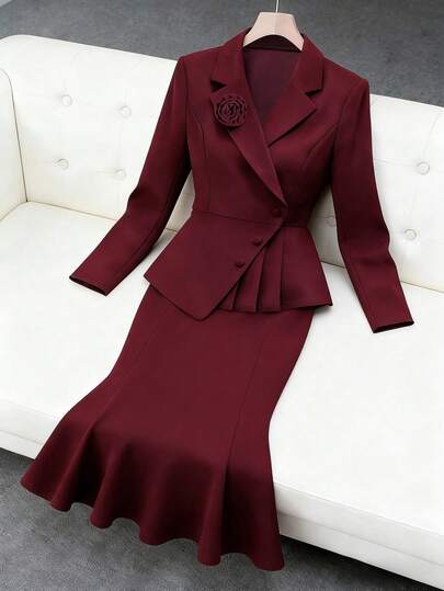 Modelyn Bộ vest cỡ lớn, màu trơn, tay dài xếp ly, gồm áo blazer và chân váy.