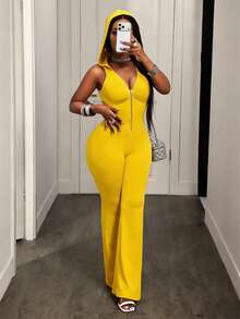 SHEIN BamGlam Bộ jumpsuit thể thao sành điệu mùa xuân/hè 2026 mới, thiết kế có mũ trùm đầu, khóa kéo, ống loe, cổ chữ V với chi tiết nhún bèo, không tay, dáng ôm, bộ jumpsuit gợi cảm màu xám nhạt dành cho nữ. - Màu vàng - Xem 3