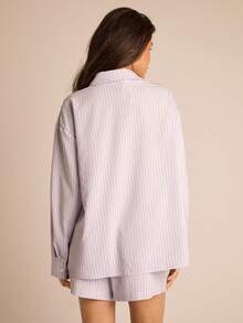 FASHION SZN 春夏休闲条纹衬衫，宽松版型，条纹府绸面料，粉彩色调，纽扣前襟，宽松舒适，适合夏季度假、日常休闲穿着，也可作为沙滩罩衫。条纹衬衫时尚优雅，尽显时尚品味。 - 淡紫色 - 查看 2