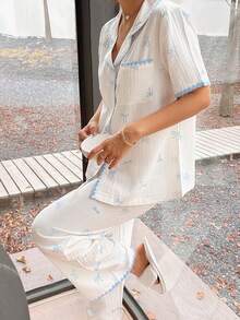 Napfluff CURVE 清爽浅蓝色和白色蝴蝶印花贝壳边领睡衣套装（女士款） - 藍色 - 查看 5