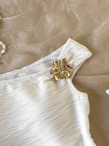 SHEIN 少女提花金属花卉装饰不对称肩部T恤和短裤套装 - 白色 - 查看 4