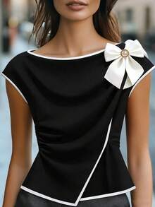 EMERY ROSE 女士优雅春夏撞色衬衫 - 饰有蝴蝶结和水钻纽扣，采用收腰褶裥设计、宽领口和短袖。这款优雅又不失俏皮的黑白上衣，无论是商务通勤还是日常穿着都非常合适。黑白撞色上衣，舞会礼服，春夏上衣，沙滩装，优雅派对上衣，休闲上衣，婚礼宾客装，女士奢华晚礼服，女士度假装，女士毕业典礼上衣，蝴蝶结上衣，黑白女士上衣和衬衫，女士工作上衣，工作衬衫，蝴蝶结衬衫，女士礼服上衣，女士上衣，优雅高贵的正式女士上衣，优雅套装，女士正式服装，女士上衣，女士优雅连衣裙 - 黑與白 - 查看 1