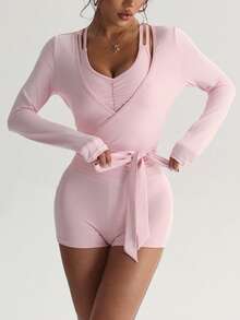 SHEIN Sovereign Charm 三件套女士春夏运动套装，包括：粉色马卡龙系带长袖V领运动上衣（后背交叉设计，带可拆卸胸垫）、性感运动文胸和常规腰围运动短裤。时尚百搭，适合日常休闲穿着、跑步、瑜伽、健身、网球、高尔夫、骑行等运动。 - 粉色 - 查看 3
