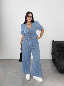 SHEIN PETITE Conjunto de 2 piezas de talla grande con top corto de manga corta con cuello en V y nudo delantero + pantalones casuales a juego con rayas, ideal para vacaciones - Azul - Ver 4