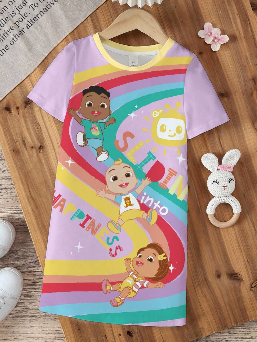 CoComelon X SHEIN 少女夏季休闲日常通勤度假可爱卡通人物彩虹字母印花短袖T恤裙 - 白色 - 查看 1