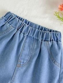 SHEIN Vintaside Kids 这款少女风两件套，包括一件黄色吊带上衣和一条带口袋的高腰牛仔短裤，甜美可爱，百搭实用，是春夏的理想之选。梭织面料厚度适中，饰有荷叶边蝴蝶结和立体花朵，豹纹纽扣更添复古气息。适合日常上学、游览热门景点、度假旅行、居家休闲以及参加派对等各种场合。 - 彩色 - 查看 8