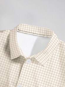 Manfinity Joysei 复古红黑渐变印花图案与艺术格纹碰撞的男士宽松短袖衬衫，艺术清新男士短袖衬衫 - 彩色 - 查看 4