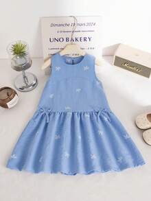 SHEIN 女童夏季新款简约百搭吊带连衣裙，亚麻质感面料，蝴蝶结印花荷叶边下摆，露背设计，海岛度假风 - 藍色 - 查看 4