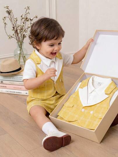 SHEIN Bộ quần áo lịch lãm kiểu quý ông cho bé trai, gồm áo vest kẻ caro dễ thương, quần short và quần dài, thích hợp cho tiệc sinh nhật, tiệc tưng bừng, tiệc tối, biểu diễn, đám cưới, tiệc mừng em bé chào đời và lễ kỷ niệm sinh nhật lần thứ nhất.