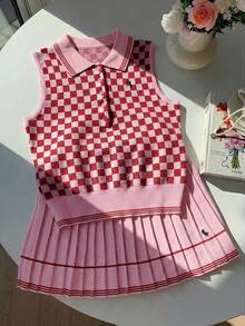 Comfortcana Bộ đồ nữ thường ngày 2 món: Áo gile cổ lọ dệt kim họa tiết hiệp sĩ và chân váy ngắn xếp ly dệt kim kẻ caro, màu đỏ. - Đỏ - Xem 4