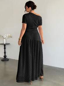 Firerie Ensemble 2 pièces grande taille confortable et élégant pour vacances et plage. Top t-shirt à manches courtes plissé avec col asymétrique et boucle métallique, en tissu texturé élastique. Jupe plissée ample taille haute coupe A, en ligne. Pour femmes. - Noir - Voir 2