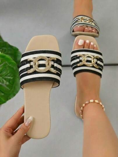 Sandalias planas de moda para mujer, diseñadas para las mujeres que buscan un toque de lujo y sofisticación en cada paso. Elaboradas con acabado tipo brillante y textura croco, estas sandalias son el complemento perfecto para transformar cualquier outfit, ya sea casual o formal, en una propuesta moderna y refinada.