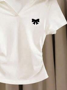 少女纯色休闲Polo衫，V领修身侧褶短袖露脐T恤，经典精致Logo像素马赛克黑色贵族蝴蝶结图案印花，适合上学、春夏穿着。 - 白色 - 查看 4