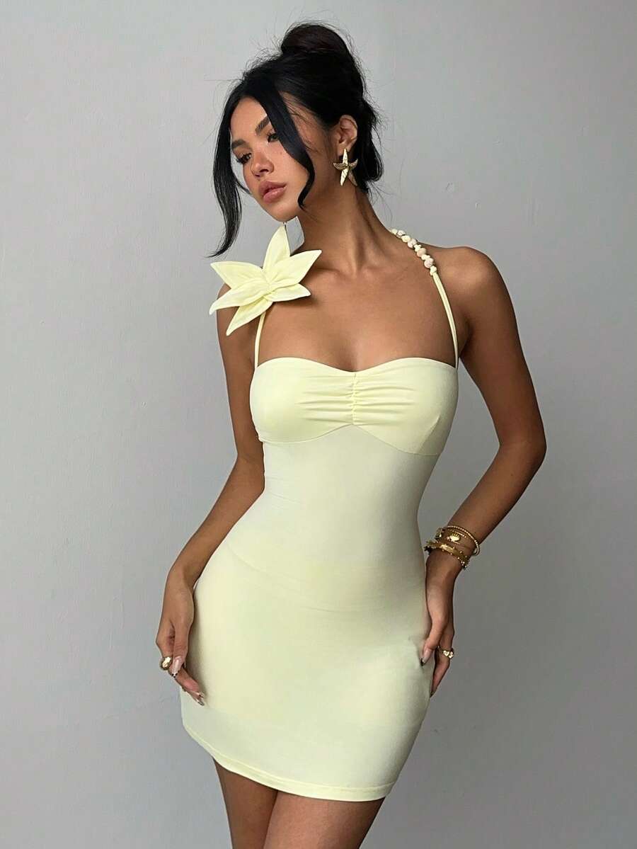 Aloruh 女士夏季新款奶油黄优雅性感度假浪漫休闲外出时尚派对褶皱露背吊带树脂珠饰超大印花紧身迷你连衣裙