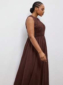 Maija 大码女式纯色褶皱休闲无袖圆领连衣裙，适合婚礼宾客穿着，适合曲线身材的派对礼服，遮盖小肚腩，棕色连衣裙，适合曲线身材的女士礼服，正式场合穿着，大码女式连衣裙 - 棕色 - 查看 5