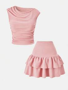 SHEIN Sparklyn 这款全新两件套少女套装包含一件时尚休闲的舒适弹力针织提花蓝色圆领套头背心，搭配同色系双层蛋糕裙。背心的腰部和下摆采用褶裥设计，打造优雅整体造型。这款高品质套装适合日常穿着，也适合度假、旅行和派对等场合，是春夏的理想之选。 - 粉色 - 查看 6