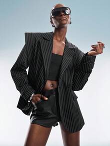 GENKIRA Áo blazer kẻ sọc đen, phom dáng đứng với vai rộng, thiết kế tay áo nhún, đa năng, phù hợp cho công sở và mặc thường ngày. - màu đen - Xem 3