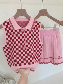 Comfortcana Bộ đồ nữ thường ngày 2 món: Áo gile cổ lọ dệt kim họa tiết hiệp sĩ và chân váy ngắn xếp ly dệt kim kẻ caro, màu đỏ. - Đỏ - Xem 3