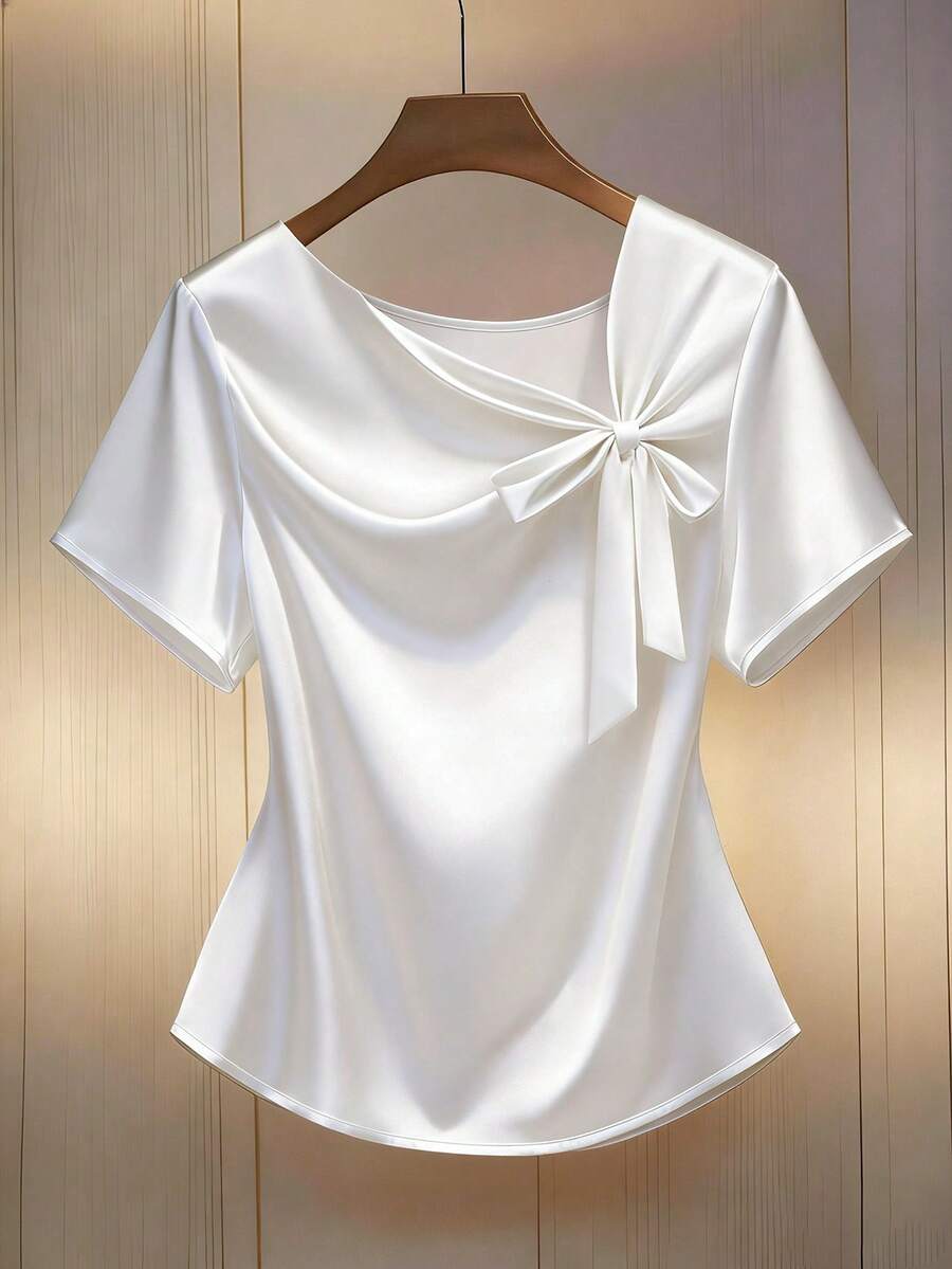 GlowEve CURVE 大尺碼女款白色絲綢上衣,優雅夏季不對稱領口綁帶蝴蝶結短袖亮面襯衫,半正式商務休閒穿搭 - 白色 - 查看 1
