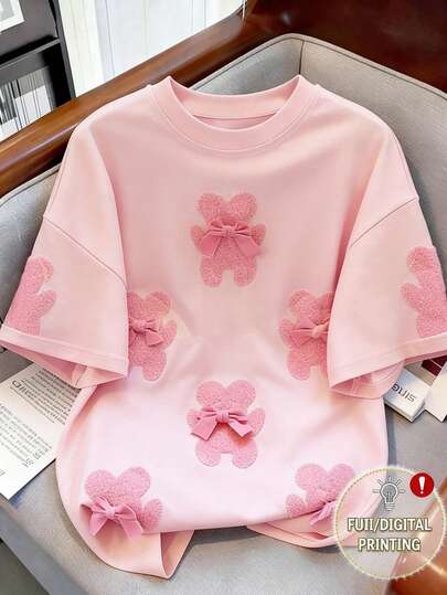 Resyla Women's Pink 3D Plush Bear Bow Pattern T-Shirt, Summer Cute Round Neck Short Sleeved Loose Casual T-Shirt, Y2K Aesthetic Sweet Kawaii Top, Suitable For Women's Daily Outings. Pink Teddy Bear T-Shirt+High Waisted Straight Leg Jeans+Thick Soled Dad Shoes+Baseball Cap → Relaxed Wearing Style, Not Picky About Body Shape