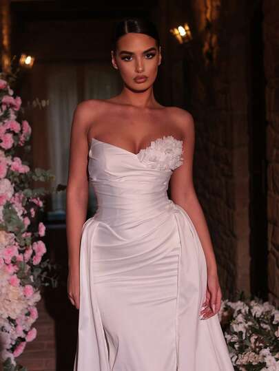 Glamrae Đầm maxi dáng suông, tối giản, thanh lịch, chất liệu satin màu kem, xếp ly nâng ngực, họa tiết hoa 3D, chân váy đuôi cá có gọng và bèo nhún bên hông, phù hợp với nhiều nhu cầu về váy cưới cho nữ.