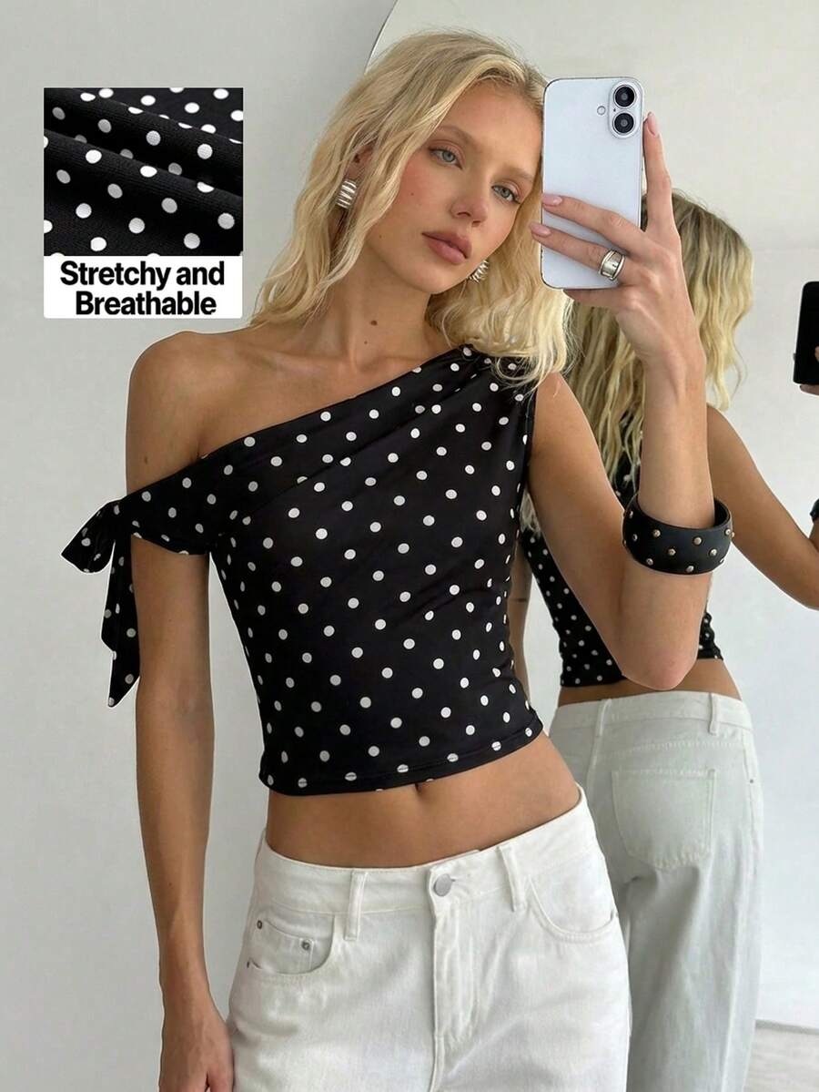 TRNVIE Blusa casual de mujer con hombros asimétricos, lunares negros, lazo y cintura elástica, ideal para vacaciones, casual, oficina o fiesta - Blanco y Negro - Ver 1