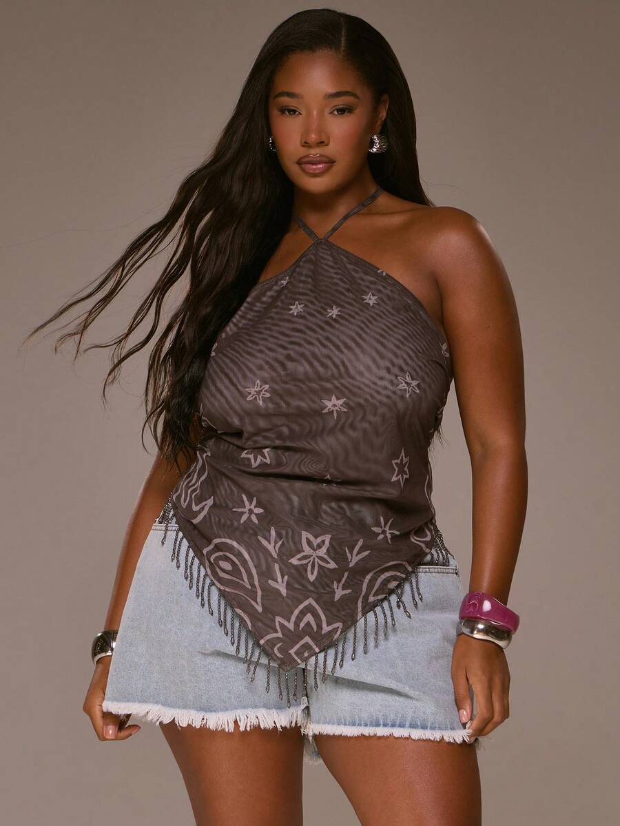 MUSERA Blusa plus size assimétrica de um ombro só com estampa de bandana em tule, detalhes em miçangas e franjas, estilo anos 2000. - Multicolorido - Ver 1