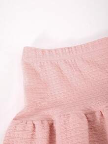 SHEIN Sparklyn 这款全新两件套少女套装包含一件时尚休闲的舒适弹力针织提花蓝色圆领套头背心，搭配同色系双层蛋糕裙。背心的腰部和下摆采用褶裥设计，打造优雅整体造型。这款高品质套装适合日常穿着，也适合度假、旅行和派对等场合，是春夏的理想之选。 - 粉色 - 查看 3