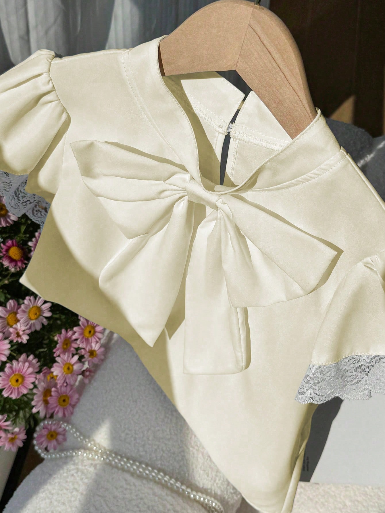 بلوزة أنيقة بأكمام واسعة وربطة عنق كبيرة من الدانت...