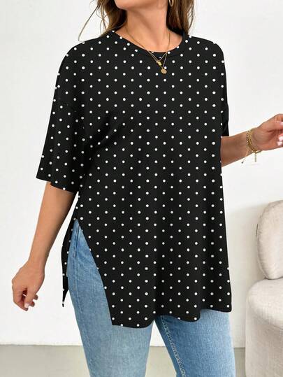 SHEIN Essnce Camiseta de manga corta de cuello redondo con ajuste holgado, estampado de lunares blancos sobre fondo negro, con bajo con abertura lateral, estilo casual de vacaciones, talla grande, temporada de vuelta al colegio