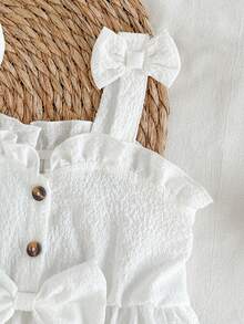 SHEIN Vintaside Kids Bộ đồ hai mảnh Younggirl gồm áo yếm màu vàng và quần short denim cạp cao có túi, thích hợp cho mùa xuân và hè, ngọt ngào, dễ thương và đa năng. Chất vải dệt có độ dày vừa phải, được trang trí bằng nơ xếp ly và họa tiết hoa 3D. Cúc áo in họa tiết da báo tạo thêm nét cổ điển. Bộ đồ này phù hợp cho đi học hàng ngày, tham quan các địa điểm nổi tiếng, du lịch, thư giãn tại nhà và dự tiệc. - Nhiều màu - Xem 5