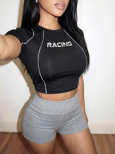 Slaydiva 新款夏季休闲运动街头风修身黑色圆领字母印花拼接T恤+浅麻灰色V腰褶皱迷你短裤两件套，适合日常穿着、音乐节、派对、演唱会、度假、旅行、夜店、机场穿搭、早午餐、摇滚乐、购物、返校、健身、运动等场合。