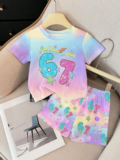 两件套女童短袖T恤和短裤，适合夏季穿着，新款SS26时尚Y2K图案T恤，渐变印花数字“67”和星形图案短裤，适合休闲、度假和户外活动穿着。