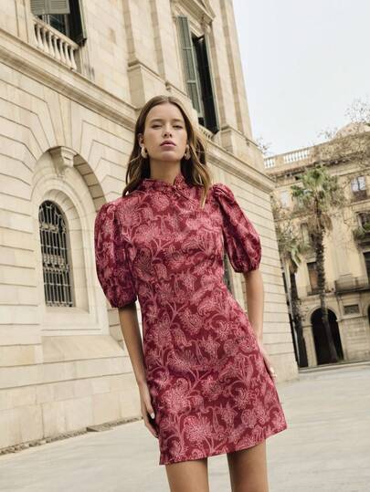 Nöista Vestido curto com estampa floral, mangas bufantes e gola mandarim, com decote em formato de gota. Ideal para primavera/verão e Páscoa.