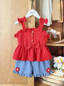 SHEIN Vintaside Kids 这款少女风两件套，包括一件黄色吊带上衣和一条带口袋的高腰牛仔短裤，甜美可爱，百搭实用，是春夏的理想之选。梭织面料厚度适中，饰有荷叶边蝴蝶结和立体花朵，豹纹纽扣更添复古气息。适合日常上学、游览热门景点、度假旅行、居家休闲以及参加派对等各种场合。 - 彩色 - 查看 5