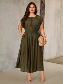 Roveilla 大码女式单竹结亚麻混纺圆领连衣裙，荷叶边领口，落肩设计，松紧腰身，A字廓形。优雅的法式复古风，适合通勤、商务、海滩、休闲等场合，简约百搭。全新春夏系列，是婚礼、情人节、下午茶、派对等场合的理想之选。大码女装在线商店，婚礼宾客服装，曲线纯色大码连衣裙，休闲连衣裙，大码女装夏季服装。 - 軍綠色 - 查看 6