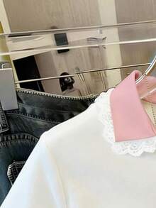 Resyla 女士修身短袖T恤，蕾丝边饰，白色印花领 - 白色 - 查看 3